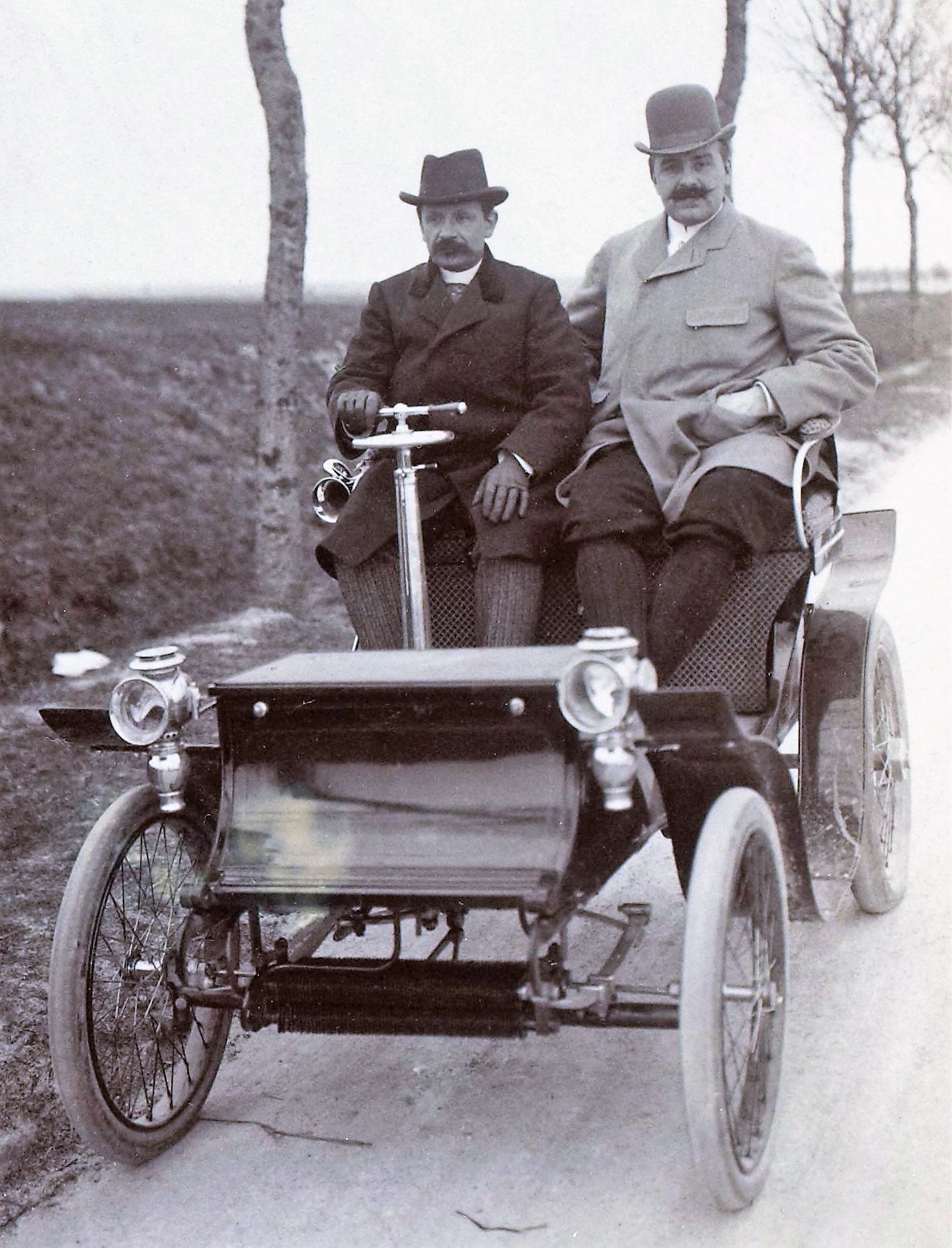 Georges_Bouton_et_Jules-Albert_de_Dion_au_Critérium_des_Motocycles_de_1899