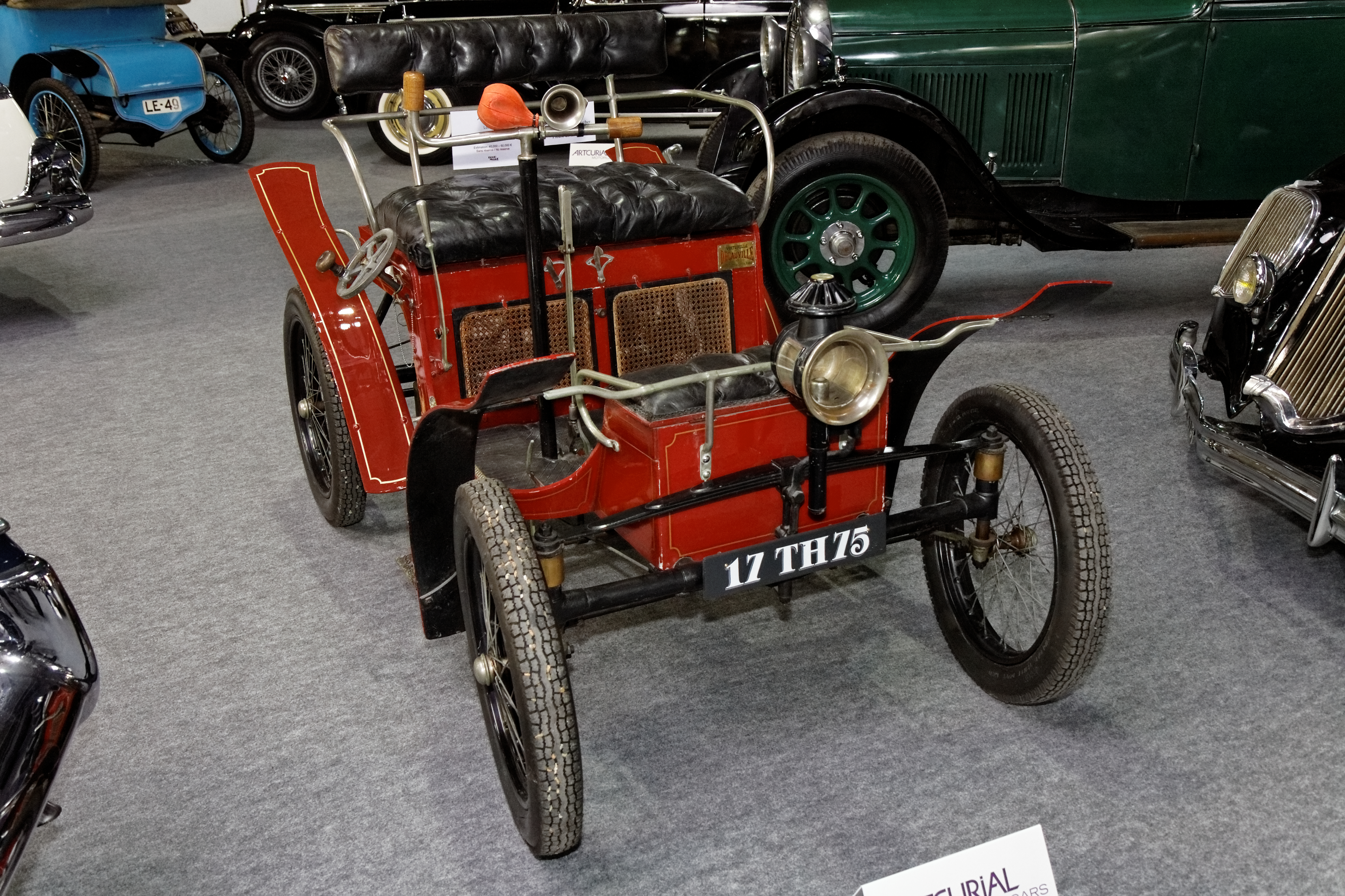 Paris_-_Retromobile_2012_-_Decauville_voiturette_-_1898-1899_-_001