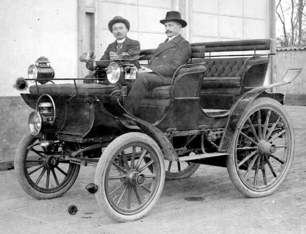Audibert et Lavirotte double phaeton photographed in 1897