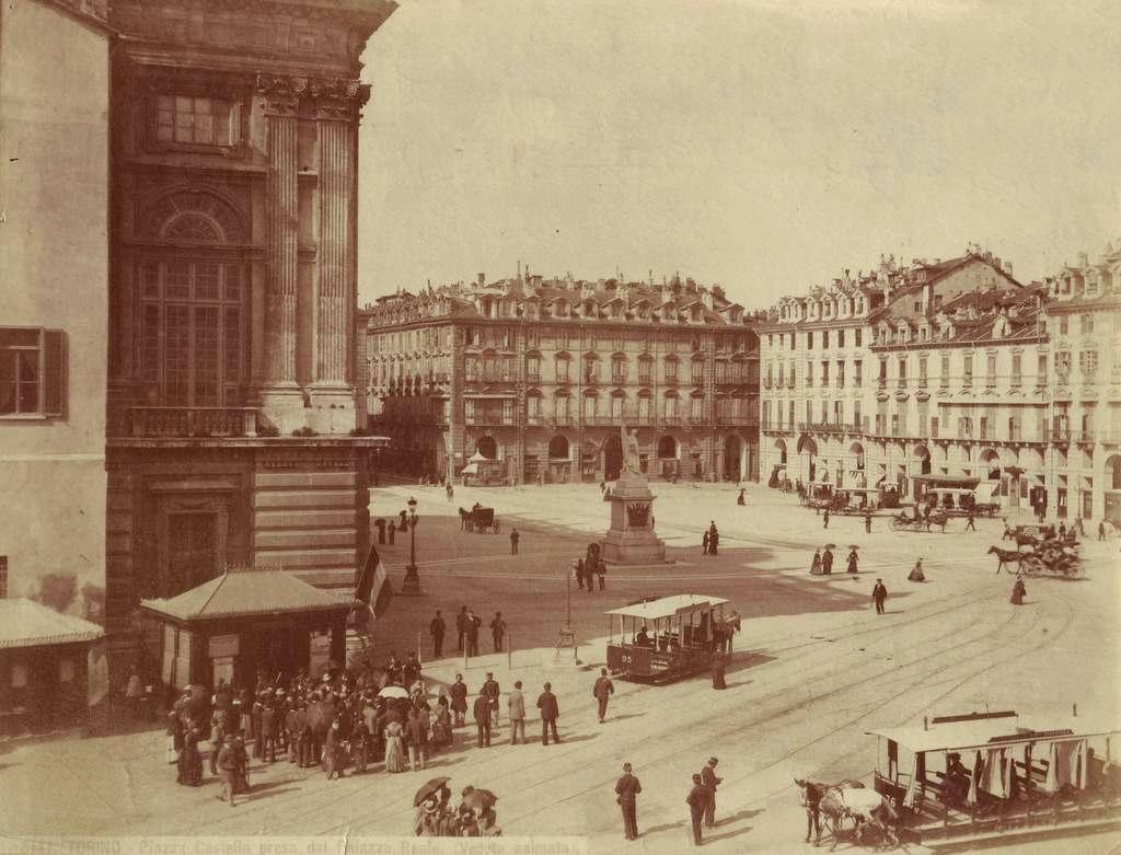 Brogi,_Carlo_(1850-1925)_-_n._8141_-_Torino_-_Piazza_Castello_presa_dal_Palazzo_Reale_(veduta_animata)